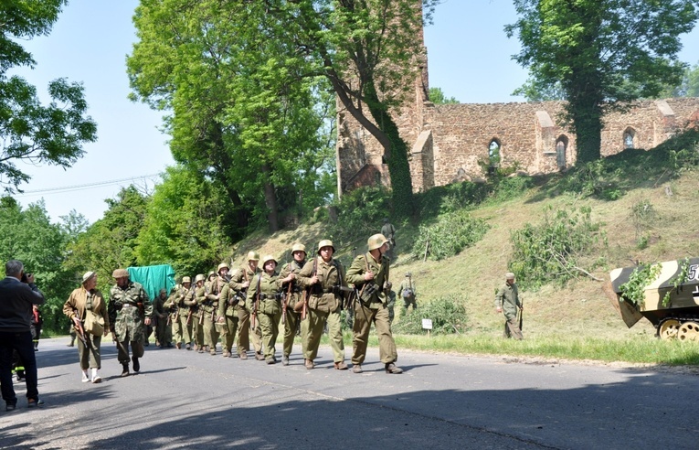 Militarny piknik we Włodzieninie