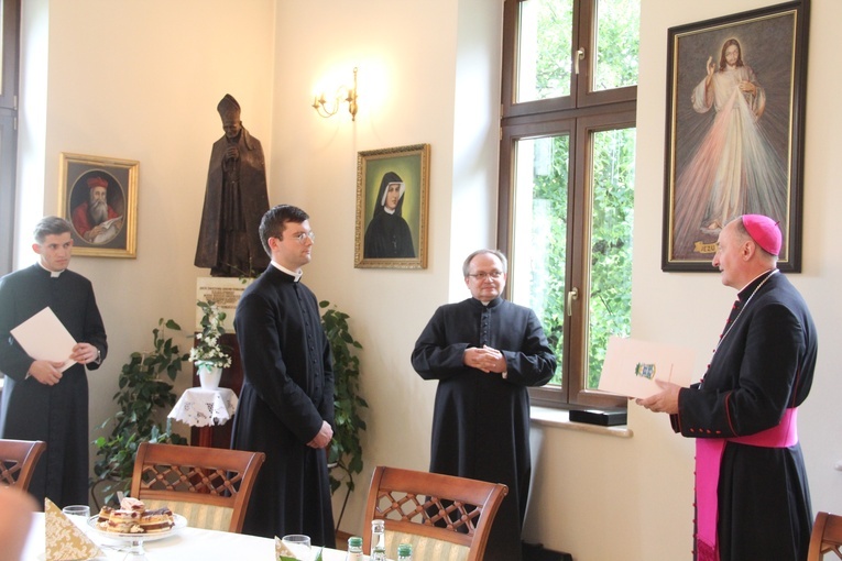 Tarnów. Wręczenie aplikat neoprezbiterom