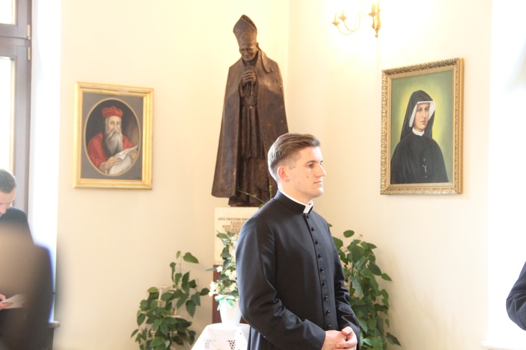 Tarnów. Wręczenie aplikat neoprezbiterom