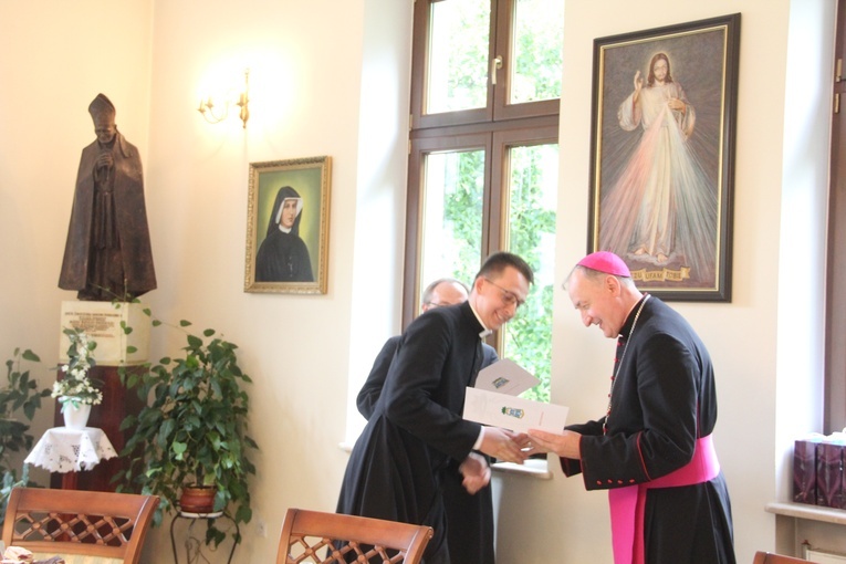 Tarnów. Wręczenie aplikat neoprezbiterom