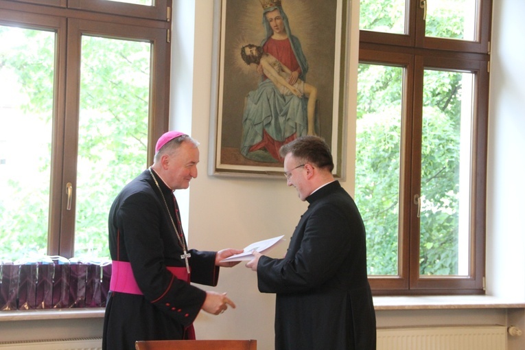 Tarnów. Wręczenie aplikat neoprezbiterom
