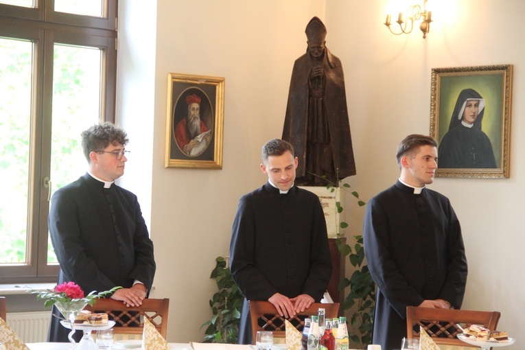 Tarnów. Wręczenie aplikat neoprezbiterom