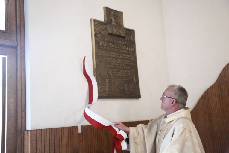 Tablica ks. Pacholika