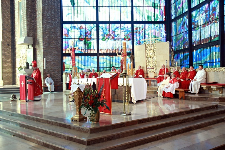 Liturgicznego wprowadzenia relikwii dokonał biskup Mirosław Milewski.