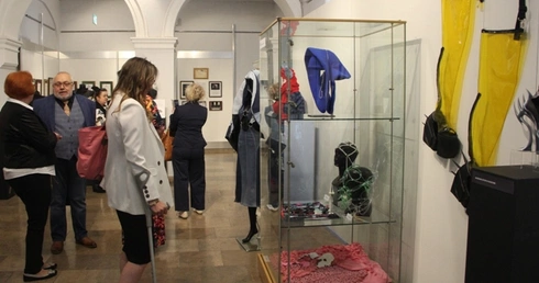 Akademickie biennale akcesoriów i ubioru w Radomiu