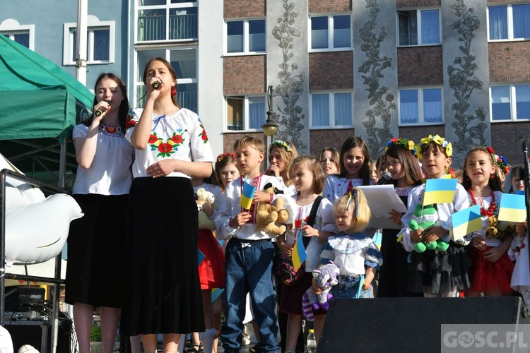 Ukraiński chór dzieci dziękował Polakom przy gorzowskiej katedrze