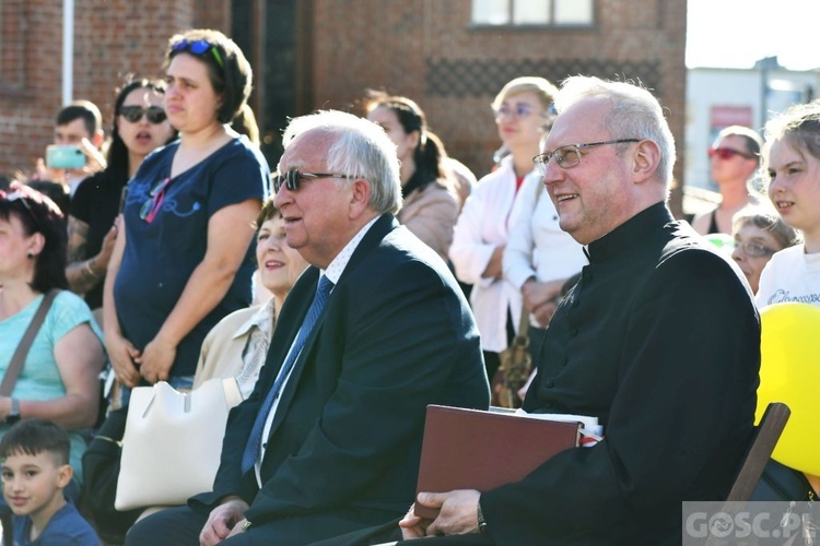 Ukraiński chór dzieci dziękował Polakom przy gorzowskiej katedrze