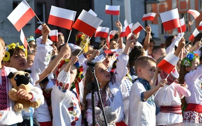 Ukraiński chór dzieci dziękował Polakom przy gorzowskiej katedrze