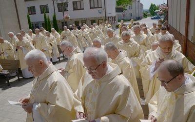 Po Mszy św. w bazylice kapłani modlili się przed kaplicą ostrobramską, jedyną w Polsce wierną repliką tej z Wilna.