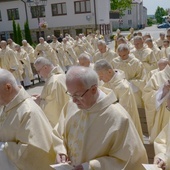 Po Mszy św. w bazylice kapłani modlili się przed kaplicą ostrobramską, jedyną w Polsce wierną repliką tej z Wilna.