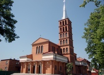 Bryła świątyni wzorowana jest na rzymskiej bazylice NMP na Zatybrzu, która była tytularnym kościołem kardynalskim Prymasa Polski.