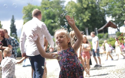 Po Mszy Świętej, o godz. 13.30 rozpocznie się Festyn Rodzinny, podczas którego przewidziano liczne atrakcje, gry, zabawy i konkursy, które z całą pewnością wywołają radość i uśmiech na twarzach wszystkich uczestników.