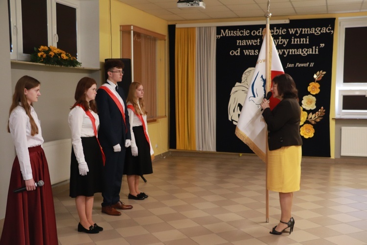 Nadanie imienia i sztandaru szkole w Chodowie