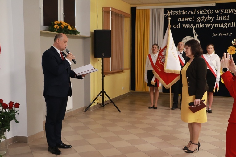 Nadanie imienia i sztandaru szkole w Chodowie