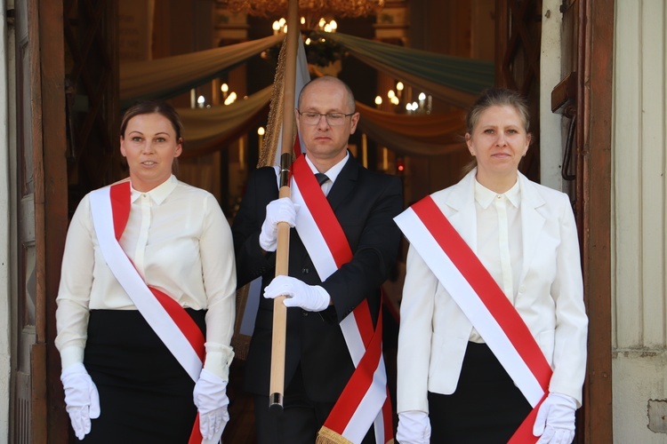 Nadanie imienia i sztandaru szkole w Chodowie