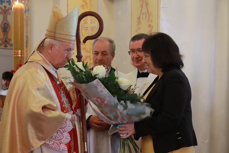 Nadanie imienia i sztandaru szkole w Chodowie