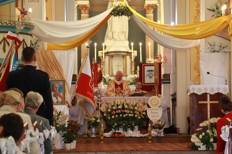 Nadanie imienia i sztandaru szkole w Chodowie