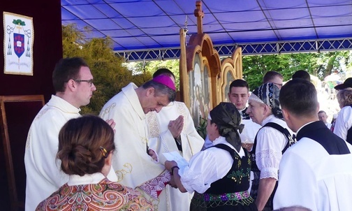 Procesja z darami podczas Mszy św. na skoczowskiej Kaplicówce.