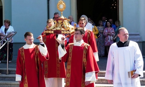 Diakoni ponieśli relikwie św. Jana Sarkandra w procesji na Kaplicówkę.