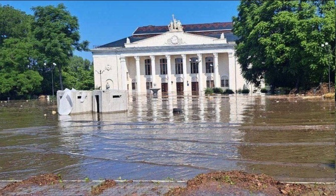 "Rosjanie wysadzili tamę na Dnieprze w obawie przed ukraińskim kontruderzeniem"