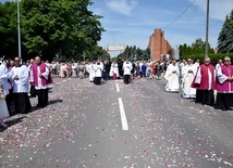 Procesja Bożego Ciała ulicą Mickiewicza.