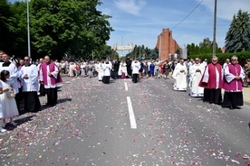 Procesja Bożego Ciała ulicą Mickiewicza.