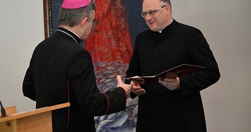Bp Zieliński wręczył księżom nowe dekrety 