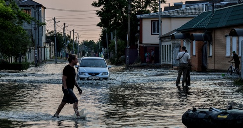 Ukraina: po wysadzeniu zapory na Dnieprze w obwodzie chersońskim pod wodą 1852 domy, ewakuowano 1,5 tys. osób