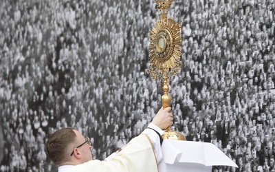 Centralne procesje Bożego Ciała. Na pl. Piłsudskiego i na Kamionek