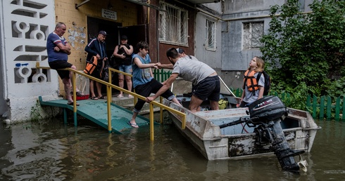 Zełenski wezwał międzynarodowe organizacje do pomocy w walce ze skutkami zniszczenia zapory