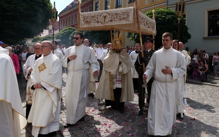 Abp Kupny w Boże Ciało: Przyjmujcie, proszę, Komunię duchową!