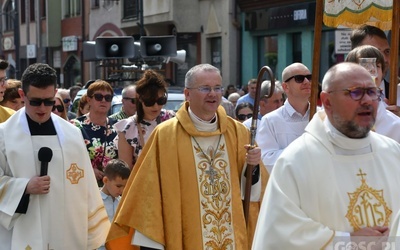 Bp Lityński: Miłości nie da się zamknąć w murach świątyń