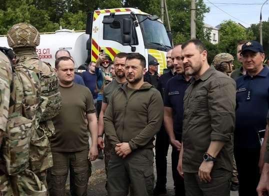 Zełenski złożył wizytę w Chersoniu, częściowo zalanym po wysadzeniu przez Rosjan tamy na Dnieprze