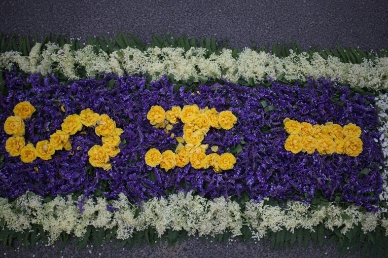 Procesja Bożego Ciała po kwietnych dywanach w Zalesiu Śląskim