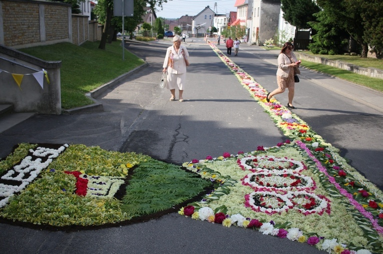 Procesja Bożego Ciała po kwietnych dywanach w Zalesiu Śląskim