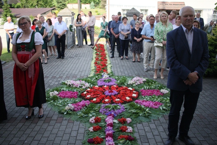 Procesja Bożego Ciała po kwietnych dywanach w Zalesiu Śląskim