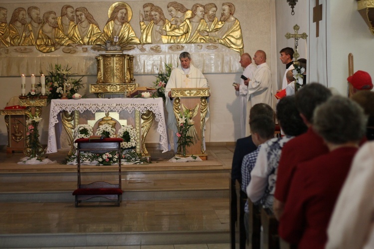 Procesja Bożego Ciała po kwietnych dywanach w Zalesiu Śląskim