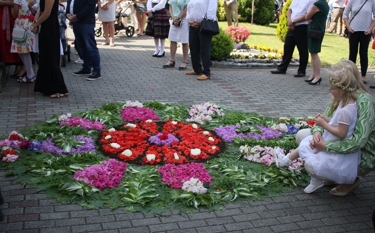 Procesja Bożego Ciała po kwietnych dywanach w Zalesiu Śląskim