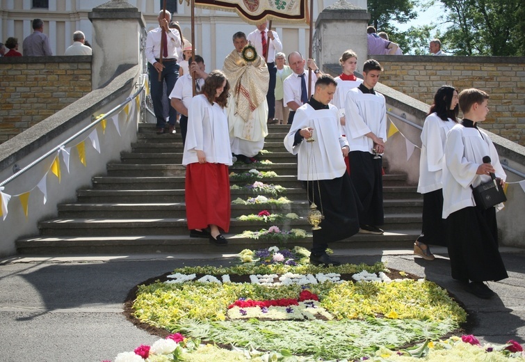 Procesja Bożego Ciała po kwietnych dywanach w Zalesiu Śląskim