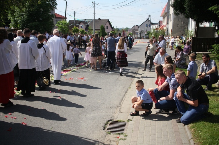 Procesja Bożego Ciała po kwietnych dywanach w Zalesiu Śląskim