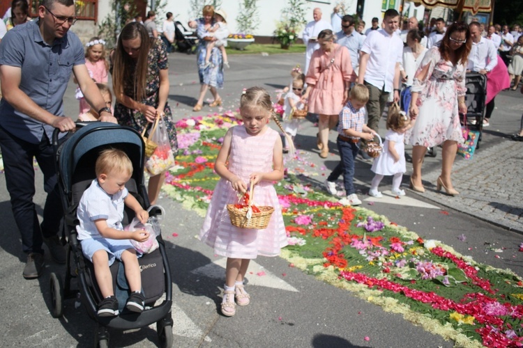 Procesja Bożego Ciała po kwietnych dywanach w Zalesiu Śląskim