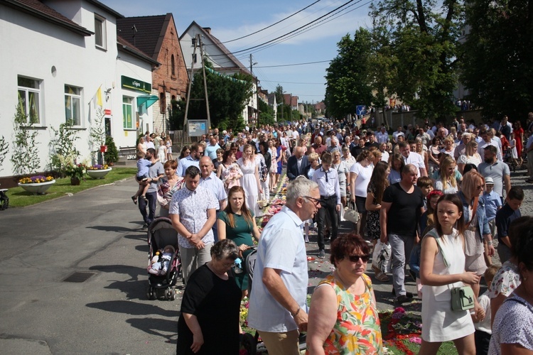 Procesja Bożego Ciała po kwietnych dywanach w Zalesiu Śląskim