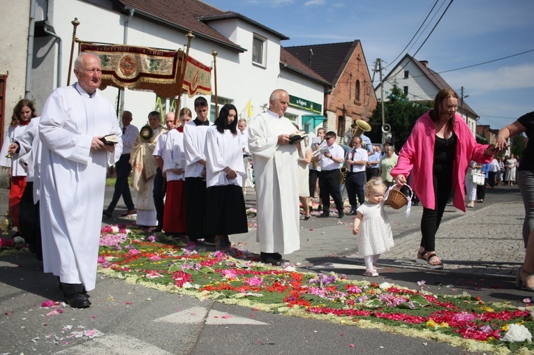 Procesja Bożego Ciała po kwietnych dywanach w Zalesiu Śląskim