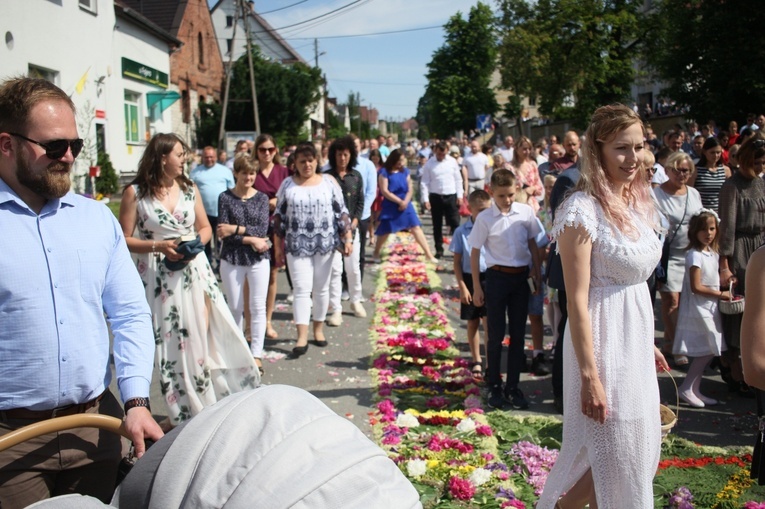 Procesja Bożego Ciała po kwietnych dywanach w Zalesiu Śląskim