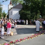 Procesja Bożego Ciała po kwietnych dywanach w Zalesiu Śląskim