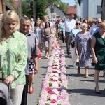 Procesja Bożego Ciała po kwietnych dywanach w Zalesiu Śląskim