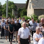 Procesja Bożego Ciała po kwietnych dywanach w Zalesiu Śląskim