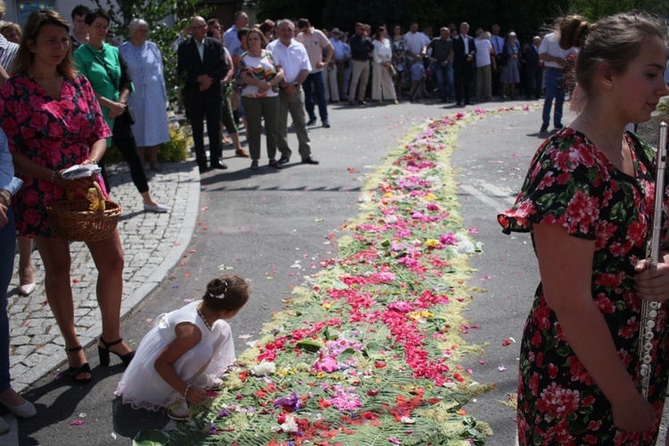 Procesja Bożego Ciała po kwietnych dywanach w Zalesiu Śląskim