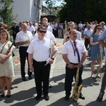 Procesja Bożego Ciała po kwietnych dywanach w Zalesiu Śląskim