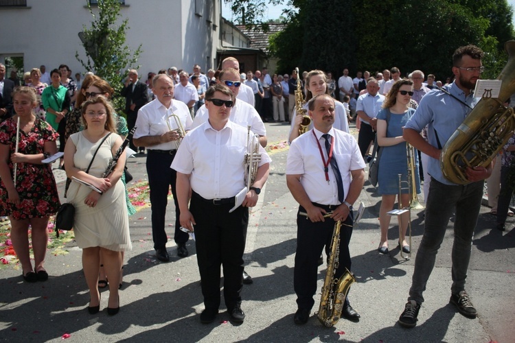 Procesja Bożego Ciała po kwietnych dywanach w Zalesiu Śląskim